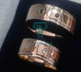 Плоские обручальные кольца с гравировкой и бриллиантами на заказ